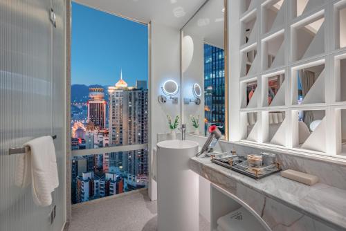 a bathroom with a view of a city skyline at Aspera Star Essence Sky Garden Panoramic Hotel-Jiefangbei Hongya Branch in Chongqing