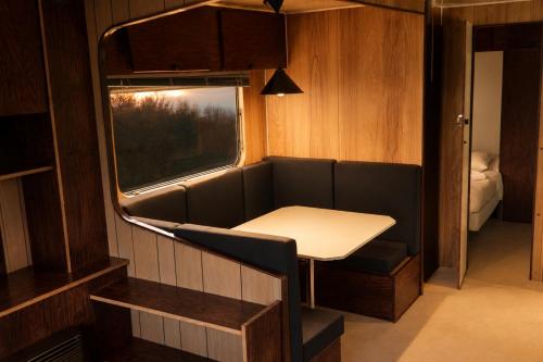 a train room with a table and a window at Gezellig Chalet Ardennen The Secret View in Amblève