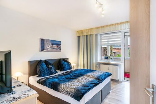 a bedroom with a large bed and a window at Südstadtquartier 108 in Wilhelmshaven