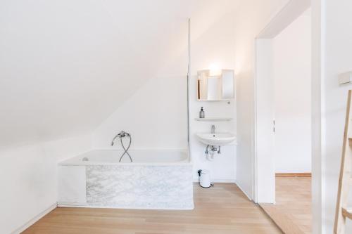 Grosszügige Altbauwohnung am See by Stadtlandnest