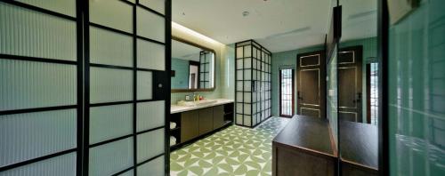a bathroom with a sink and a mirror at ALOR VALLEY HUZHOU in Huzhou