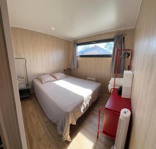 a bedroom with a large bed and a window at EcoKub T3 Indépendant Proche plages et lac in Soustons