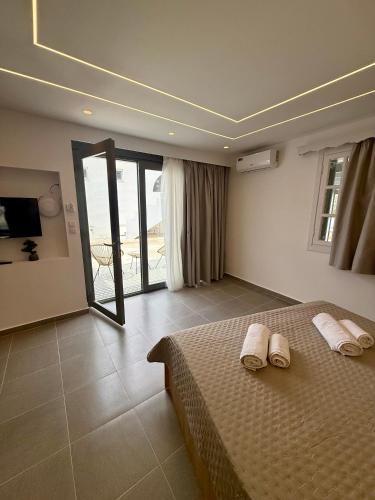 a bedroom with a bed with two towels on it at Keti Kapri in Plaka