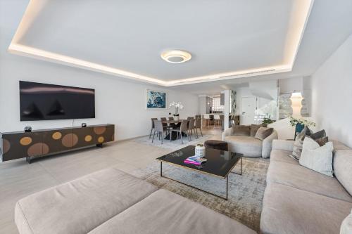 Luxury 5-Bedroom Townhouse in Puente Romano