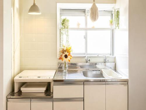 Kawaii House Tokyo Shin-Okubo 45 square meters and has 3 beds