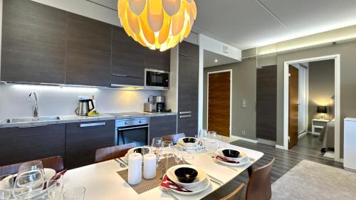 a kitchen and dining room with a table and chairs at Red Apartment 19 in Tahkovuori