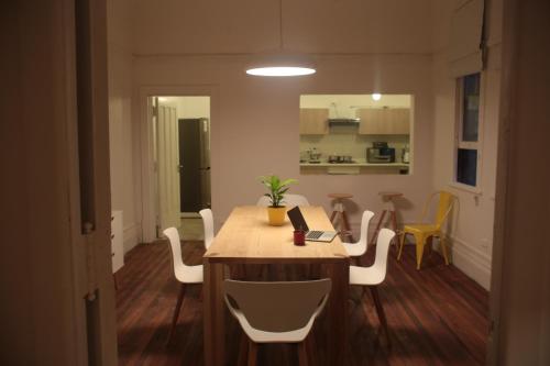a kitchen and dining room with a table and chairs at NOT FOUND Hostel in Viña del Mar