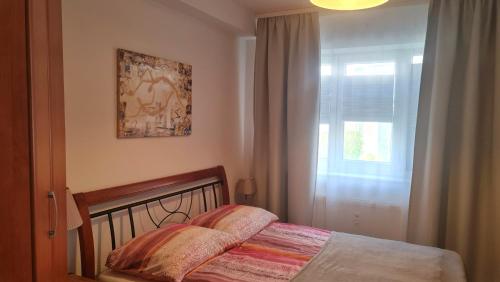 a bedroom with a bed and a window at Traumoase in Timmendorfer Strand in Timmendorfer Strand