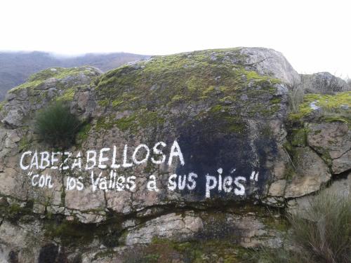 a sign on a rock with writing on it at Casa Rural Romanejo in Cabezabellosa