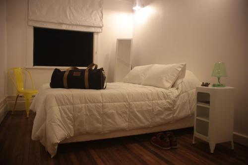 a bedroom with a bed with a bag on it at NOT FOUND Hostel in Viña del Mar
