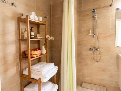 a bathroom with a shower and a shower curtain at Casavacanze Salento Spani in Veglie
