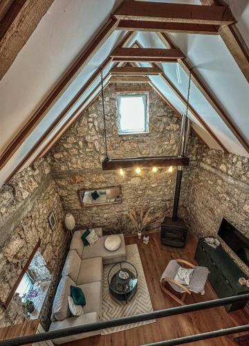 an overhead view of a living room in a house at Kamena kuća Goranci in Mostar
