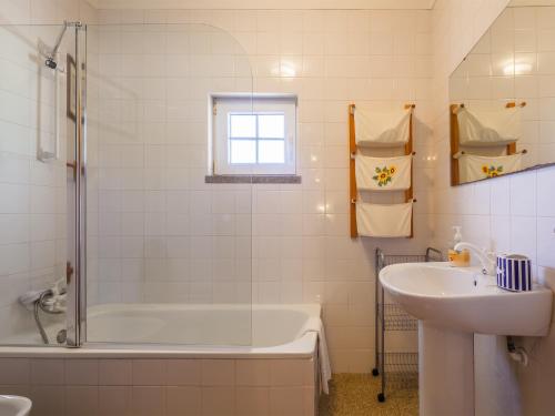 y baño con bañera, lavamanos y ducha. en Quinta da Padrela Winery House, en Tabuaço