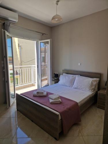 a bedroom with a bed with two towels on it at Harry's Apartment in Lefkimmi