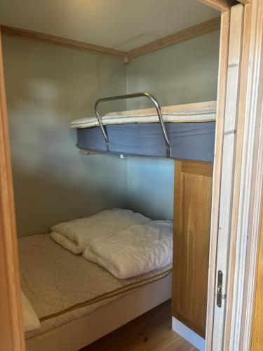 a bedroom with two bunk beds in a room at Nyt høsten på Toppen av Hafjell in Øyer