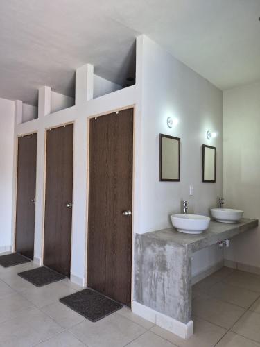 ein Badezimmer mit zwei Waschbecken und zwei Toiletten in der Unterkunft Bermejo Hostel LAP in La Paz