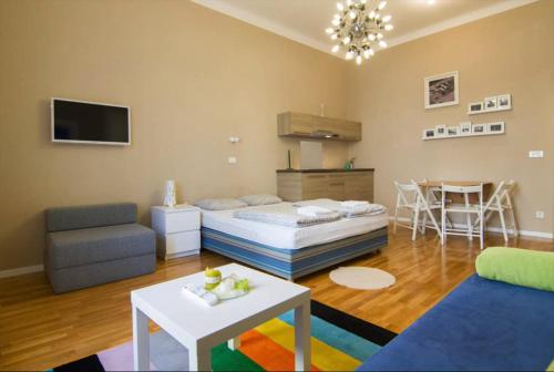 um quarto com uma cama, um sofá e uma mesa em Apartments Downtown em Zagreb