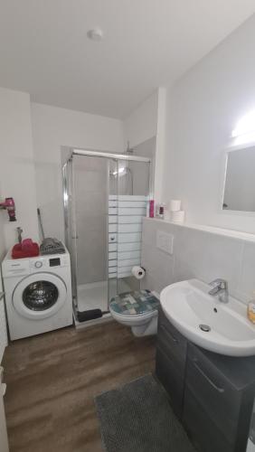 a bathroom with a washing machine and a sink at Traumoase in Timmendorfer Strand in Timmendorfer Strand