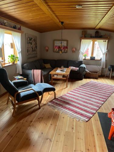 a living room with a couch and a table at Stugan i Gesunda in Sollerön