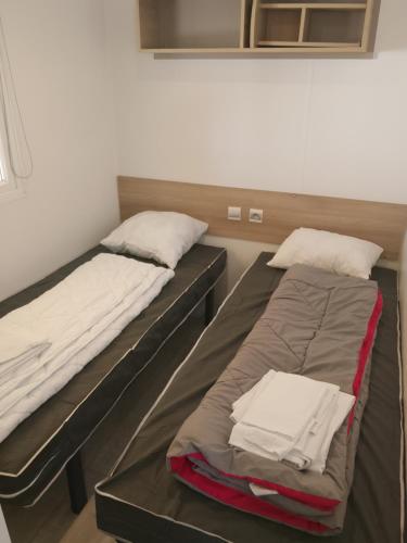 a room with two beds in a room at Séjour à litteau in Litteau