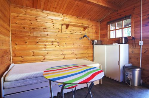 a small room with a table and a refrigerator at Ferienholzhaus Sternchen mit Terrasse in Zinnowitz