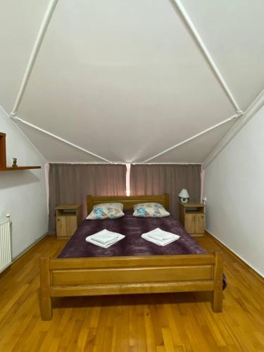 ein Schlafzimmer mit einem großen Bett in einem Zelt in der Unterkunft Готель Даніель in Mukatschewo