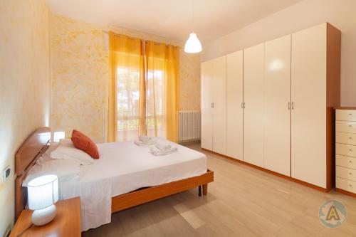 a bedroom with a bed and white cabinets at 62 - Accogliente a due passi dal mare in Silvi Paese