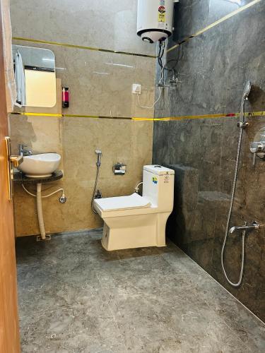 a bathroom with a toilet and a sink at Hotel Rajasthan Inn in Behror