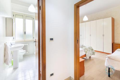 a bathroom with a sink and a toilet in a room at 62 - Accogliente a due passi dal mare in Silvi Paese