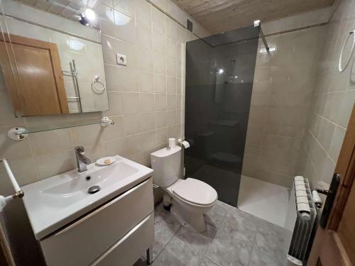 a bathroom with a toilet and a sink and a shower at CONFORTABLE CHALET INDIVIDUEL SUR PYRENEES 2000 in Font-Romeu