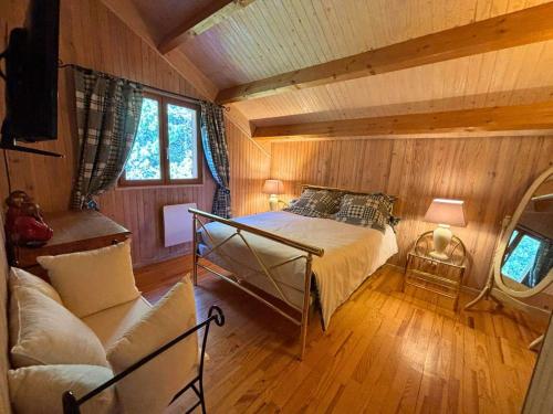 a bedroom with a bed and a couch in a room at CONFORTABLE CHALET INDIVIDUEL SUR PYRENEES 2000 in Font-Romeu