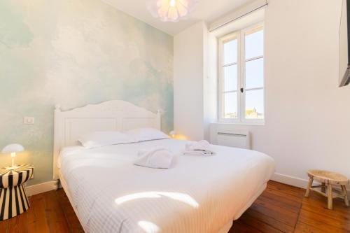 Duplex de charme avec 2 Chambres, Climatisation & Parking en Centre-Ville