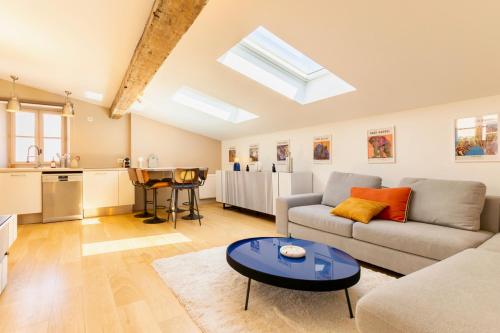 Duplex de charme avec 2 Chambres, Climatisation & Parking en Centre-Ville