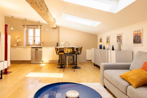 Duplex de charme avec 2 Chambres, Climatisation & Parking en Centre-Ville