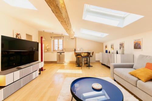 Duplex de charme avec 2 Chambres, Climatisation & Parking en Centre-Ville