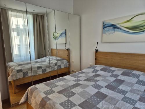 a bedroom with a bed and a mirror at Apartment Nähe Zentrum in Vienna