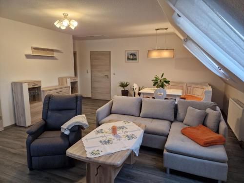a living room with a couch and two chairs at Ferienwohnung Gretel in Görlitz
