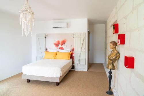 a bedroom with a bed with orange pillows on it at Parnaydisiaque in Parnay