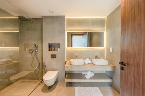 a bathroom with two sinks and a shower and a toilet at Villa Gaspard - Piscine et jardin Privée Sans vis-à-vis Wifi HD in Marrakesh