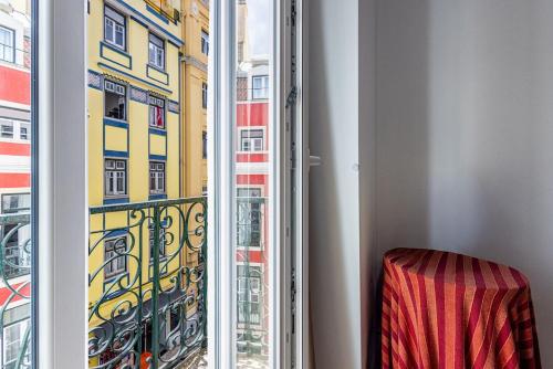 Spacious 3BR Apartment, Metro at Door, Baixa