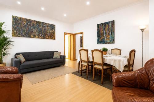Spacious 3BR Apartment, Metro at Door, Baixa