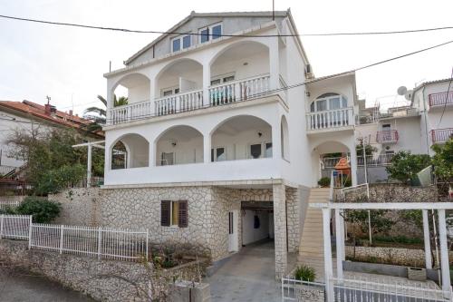Apartmani Lacic Est