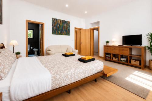 Spacious 3BR Apartment, Metro at Door, Baixa