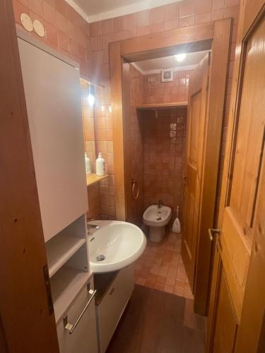a bathroom with a sink and a toilet at Calle del Palazzo 12 in Grado
