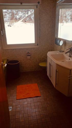 a bathroom with a sink and a window at Ferienwohnung Am Hummerstein in Ebermannstadt