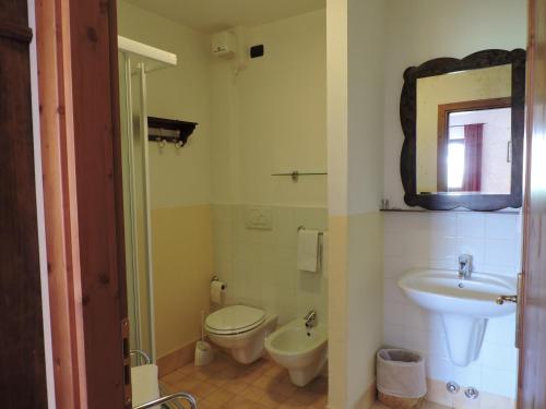a bathroom with a toilet and a sink at Agriturismo Sambuco in Pastrengo