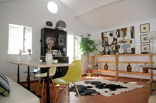 a dining room with a table and chairs at Senhora do Cabo Meco Homy Holidays in Sesimbra