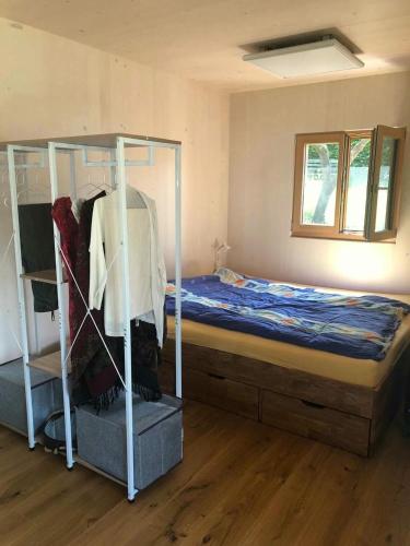 a bedroom with a bunk bed in a room at Tiny House Hubert von Auernheim in Treuchtlingen