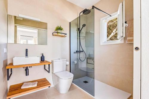 a bathroom with a shower and a toilet and a sink at Villa Camomila Tomas by Villa Plus in Santo Tomás