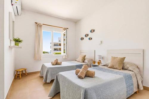 a bedroom with two beds and a window at Villa Camomila Tomas by Villa Plus in Santo Tomás